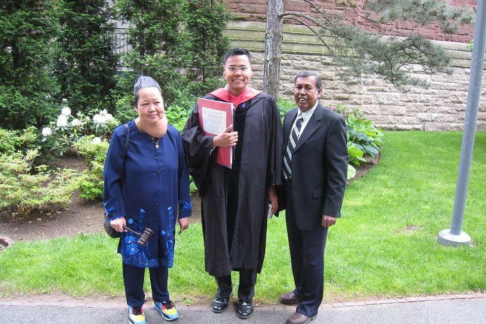 TUNGGAK SOKONGAN: Detik menggembirakan bagi Encik Mohamed Faizal bersama ibu bapanya,Cik Fawziah Abdullah, dan Encik Mohamed Abdul Kadir Syed Ali, di majlis tamat pengajian sarjana beliau di Universiti Harvard.