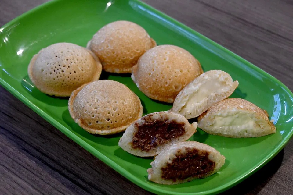(Dari kiri) ‘Mini Munchies’ perisa kacang hazel dan perisa krim keju, enam keping berharga $5.90. 