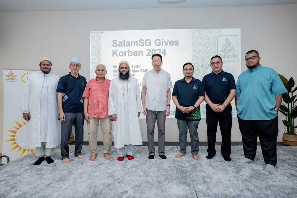 Anggota Parlimen (AP) Radin Mas, Encik Melvin Yong (tengah) bergambar bersama tenaga penganjur daripada organisasi berbeza iaitu (dari kiri) Anggota Lembaga Pentadbir Masjid Al-Falah dan penyelia hubungan awam bagi Masjid Burhani, Dr Mustafa Izzuddin;  Pengerusi Eksekutif Masjid Mujahidin dan Masjid Jamiyah Ar-Rabitah, Encik Haji Iskandar Yuen Abdullah; Naib Pengerusi Masjid Al-Amin, Encik Haji Nordin Mustafa; Ketua Dawoodi Bohra Singapura, Shaikh Huzaifa Bahrainwala; (tiga dari kanan) Superintenden Kelompok Masjid Selatan, Ustaz Muhammad Hafiz Abdul Rashid; (dua dari kanan) Naib Pengerusi Masjid Al-Amin, Encik Azhar Khamis; (paling kanan) Pengerusi Eksekutif Masjid Al-Falah, Ustaz Khairul Anwar Mohamed Aznan.