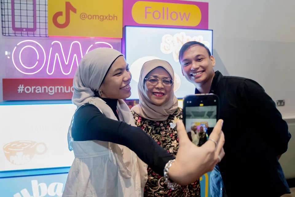 Peserta swafoto bersama Puan Halimah Yacob pada penghujung acara.