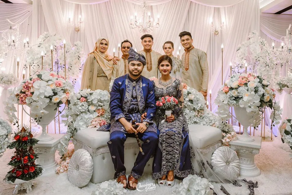 KENANGAN MANIS: Farhan (berdiri di belakang, paling kanan) sentiasa mengenangkan detik manis bersama seisi keluarganya. Foto ini dirakam beberapa tahun lalu di Singapura ketika adiknya, Maisyarah diijabkabulkan dengan seorang jejaka Melayu yang juga menetap di Perth. Bersama Farhan adalah (dari kiri) ibunya Cik Hajrah Gurrahman, bapanya Encik Abdul Jamal, adiknya Isryan Shah dan bakal tunang adiknya Lacey Bishop.