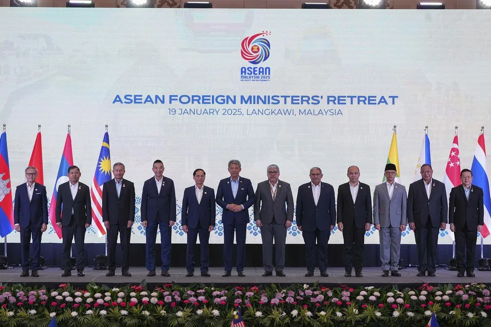 (Tiga dari kiri) Menteri Ehwal Luar, Dr Vivian Balakrishnan, menghadiri Rahat Menteri Luar Asean pada 19 Januari di Langkawi. Ia turut dihadiri (dari kiri) Menteri Ehwal Luar Laos, Encik Thongsavanh Phomvihane; Setiausaha Tetap Myanmar ke Asean, Encik Aung Kyaw Moe; Menteri Ehwal Luar Thailand, Encik Maris Sangiampongsa; Timbalan Perdana Menteri dan Menteri Ehwal Luar Vietnam, Encik Bui Thanh Son, Menteri Luar Negeri Malaysia, Encik Mohamad Hasan; Setiausaha Ehwal Luar Filipina, Encik Enrique A. Manalo; Menteri Luar Negeri Brunei Darussalam, Encik Erywan Pehim Yusof; Setiausaha Negara Kemboja, Encik Kung Phoak; Menteri Luar Negeri Indonesia, Encik Sugiono; Menteri Luar Negeri Timor-Leste, Encik Bendito Freitas; dan Setiausaha Agung Asean, Encik Kao Kim Hourn.