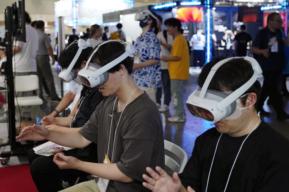 SELAMI DUNIA MAYA: Pengguna di pameran, Tokyo Game Show menguji kaca mata realiti maya (VR) dalam permainan komputer. Alat itu boleh meningkatkan pengalaman pemain dengan memberikan sekitaran lebih realistik dan mengasyikkan. 