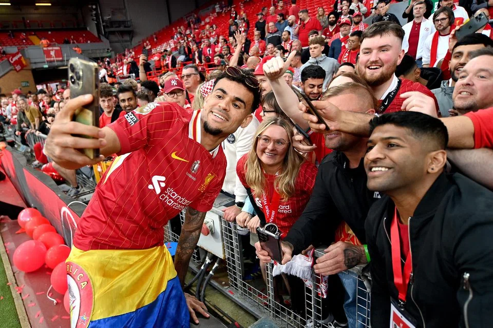 Ini kali pertama sejak 1990 pemain dan penyokong Liverpool dapat meraikan dan menikmati detik menjulang trofi bersama. Penyerang Liverpool, Luis Diaz, mengambil swafoto bersama penyokong selepas perlawanan menentang Crystal Palace pada 25 Mei.
