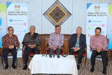 BERKHIDMAT KEPADA RAKYAT: Datuk Seri Anwar Ibrahim (tengah) arahkan semua kementerian supaya mulakan projek 2024 sekarang, semasa bercakap di sidang media di Cyberview Resort & Spa di Cyberjaya. Beliau diapit Timbalan Perdana Menteri Datuk Seri Dr Ahmad Zahid Hamidi (dua dari kiri) dan Datuk Seri Fadillah Yusof (dua dari kanan), dengan Menteri Perhubungan Encik Fahmi Fadzil (kiri) dan Ketua Setiausaha Negara, Tan Sri Mohd Zuki Ali.
