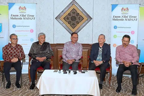 BERKHIDMAT KEPADA RAKYAT: Datuk Seri Anwar Ibrahim (tengah) arahkan semua kementerian supaya mulakan projek 2024 sekarang, semasa bercakap di sidang media di Cyberview Resort & Spa di Cyberjaya. Beliau diapit Timbalan Perdana Menteri Datuk Seri Dr Ahmad Zahid Hamidi (dua dari kiri) dan Datuk Seri Fadillah Yusof (dua dari kanan), dengan Menteri Perhubungan Encik Fahmi Fadzil (kiri) dan Ketua Setiausaha Negara, Tan Sri Mohd Zuki Ali.
