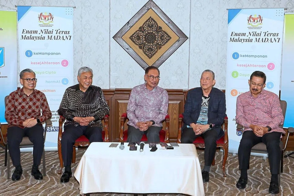 BERKHIDMAT KEPADA RAKYAT: Datuk Seri Anwar Ibrahim (tengah) arahkan semua kementerian supaya mulakan projek 2024 sekarang, semasa bercakap di sidang media di Cyberview Resort & Spa di Cyberjaya. Beliau diapit Timbalan Perdana Menteri Datuk Seri Dr Ahmad Zahid Hamidi (dua dari kiri) dan Datuk Seri Fadillah Yusof (dua dari kanan), dengan Menteri Perhubungan Encik Fahmi Fadzil (kiri) dan Ketua Setiausaha Negara, Tan Sri Mohd Zuki Ali.