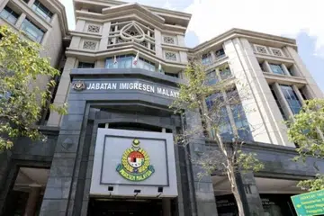 Dua belas orang termasuk enam pegawai Jabatan Imigresen Malaysia ditahan Suruhanjaya Pencegahan Rasuah Malaysia (SPRM) pada 28 Julai, kerana disyaki terbabit dalam sindiket penggodaman Sistem Imigresen Malaysia (MyIMMs) mengakibatkan kerugian RM2.4 juta.