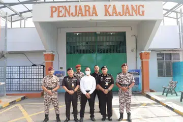 Murad (bukan nama sebenar, memakai pelitup) menjalani hukuman penjara sejak berusia 14 tahun bagi kesalahan membunuh dan menyambung pelajarannya daripada peringkat rendah hingga ijazah Doktor Falsafah (PhD) dalam penjara.