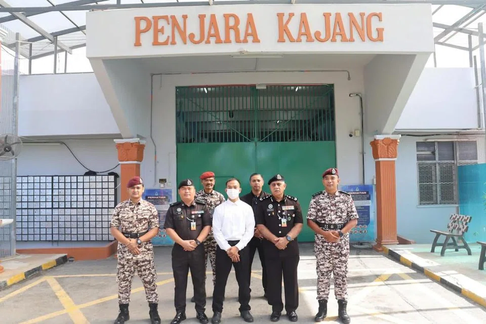 Murad (bukan nama sebenar, memakai pelitup) menjalani hukuman penjara sejak berusia 14 tahun bagi kesalahan membunuh dan menyambung pelajarannya daripada peringkat rendah hingga ijazah Doktor Falsafah (PhD) dalam penjara.