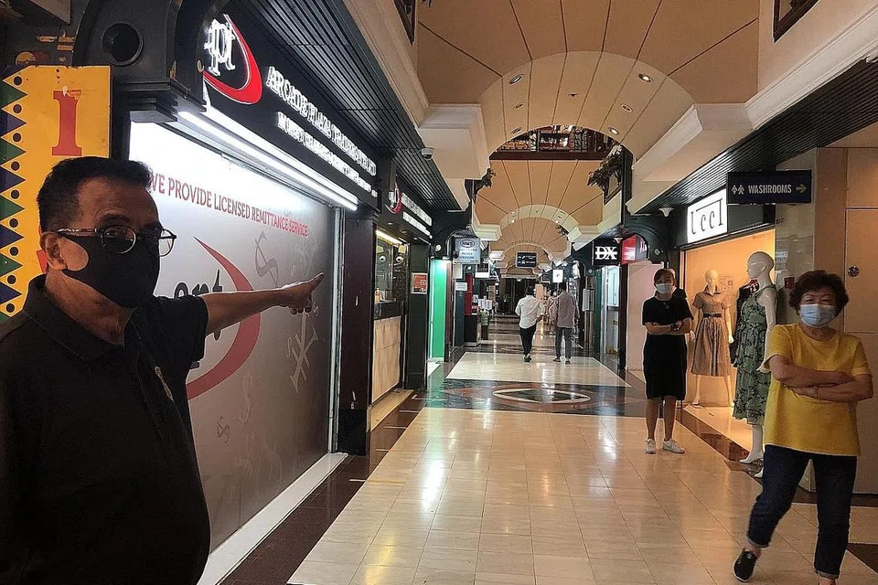 TERJEJAS: Penutupan empat pintu masuk di The Arcade menyebabkan keadaan agak sepi semasa waktu makan tengah hari. Beberapa kedai juga telah ditutup. - Foto BH oleh NORHAIZA HASHIM