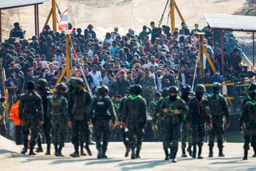 Gambar fail menunjukkan mangsa penipuan dari pelbagai negara yang diperdaya atau diperdagangkan untuk bekerja di pusat penipuan di Myanmar, berdiri di atas sebuah bot yang menghala ke sempadan Thailand melalui Sungai Moei di Daerah Phop Phra, wilayah Tak, Thailand.