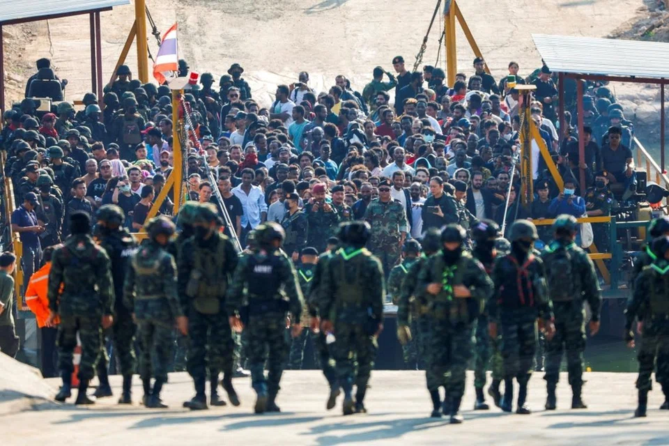 Gambar fail menunjukkan mangsa penipuan dari pelbagai negara yang diperdaya atau diperdagangkan untuk bekerja di pusat penipuan di Myanmar, berdiri di atas sebuah bot yang menghala ke sempadan Thailand melalui Sungai Moei di Daerah Phop Phra, wilayah Tak, Thailand.