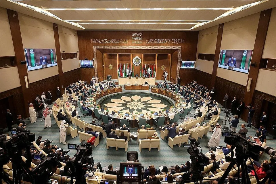 SIDANG LIGA ARAB DI MESIR: Para menteri luar negara-negara Arab mengambil keputusan untuk menerima semula Syria menjadi anggota Liga Arab selepas digantung keanggotaannya selama 12 tahun. - Foto REUTERS