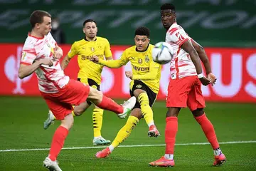  JARING DUA GOL: Sancho (dua dari kanan) menjaringkan dua gol dalam kemenangan 4-1 Dortmund ke atas Leipzig bagi memenangi Piala Jerman Mei lalu. - Foto AFP