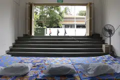 GOLONGAN GELANDANGAN: Masjid Sultan menyasarkan memulakan inisiatif menyediakan tempat tidur sementara kepada golongan gelandangan bermula awal tahun depan. - Foto BH oleh AZMI ATHNI
