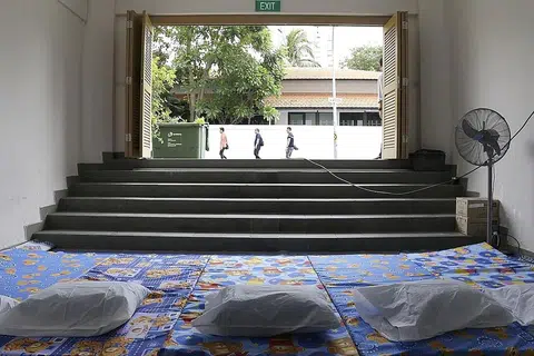 GOLONGAN GELANDANGAN: Masjid Sultan menyasarkan memulakan inisiatif menyediakan tempat tidur sementara kepada golongan gelandangan bermula awal tahun depan. - Foto BH oleh AZMI ATHNI