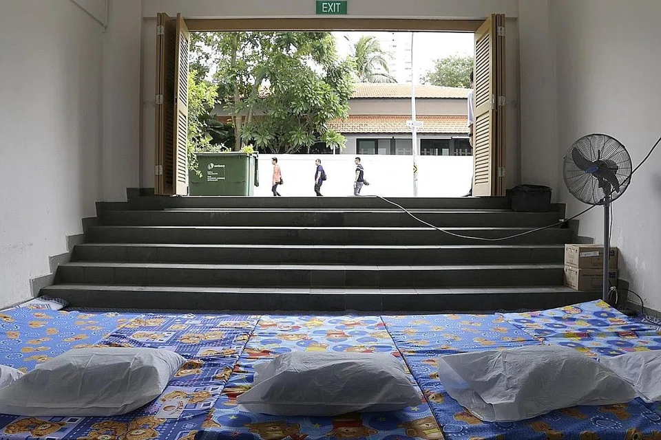 GOLONGAN GELANDANGAN: Masjid Sultan menyasarkan memulakan inisiatif menyediakan tempat tidur sementara kepada golongan gelandangan bermula awal tahun depan. - Foto BH oleh AZMI ATHNI