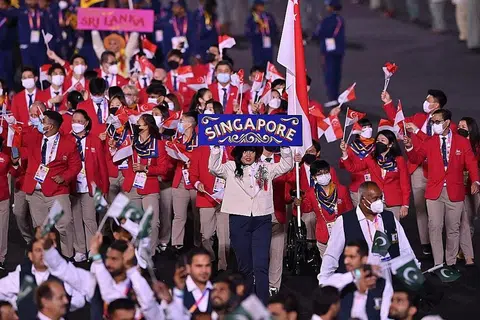 MEGAH WAKIL NEGARA: Kontinjen atlet negara menyertai upacara pembukaan Sukan Komanwel yang meriah semalam. - Foto AFP