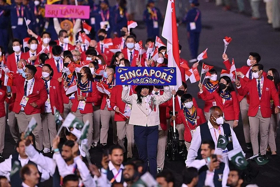 MEGAH WAKIL NEGARA: Kontinjen atlet negara menyertai upacara pembukaan Sukan Komanwel yang meriah semalam. - Foto AFP