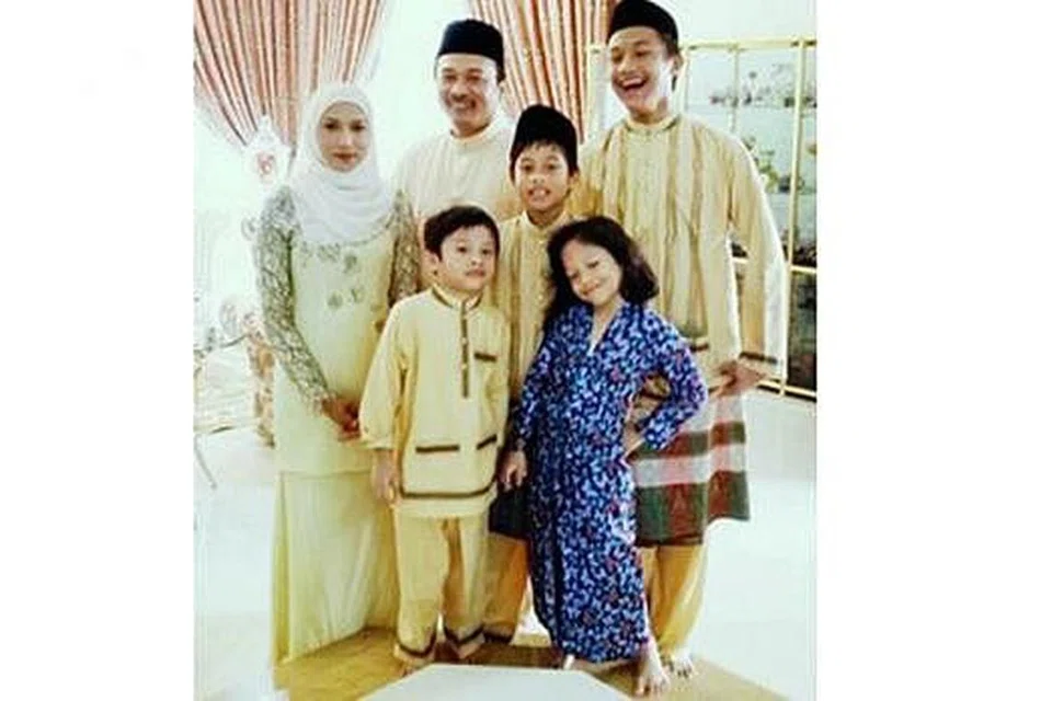 KELUARGA BAHAGIA: Masa Ziana Zain (kiri) kini lebih tertumpu kepada keperluan suaminya, Armin Zaharin (dua dari kiri) dan anak-anaknya, Muhammad Aiman (kanan), Muhammad Ammar (dua dari kanan) serta pasangan kembar, Muhammad Ariel dan Siti Nour Kaseh (hadapan). - Foto INSTAGRAM ZIANA ZAIN