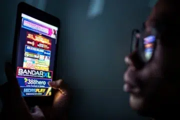 Operasi membanteras perjudian dalam talian di Indonesia kini diperluaskan daripada sekadar menyekat laman sesawang kepada memutuskan keseluruhan ekosistem jenayah digital itu, termasuk menutup akaun bank perantara dan rangkaian kewangan yang menyokong sindiket. Langkah itu diambil ketika pemerintah turut menggantung sementara bantuan sosial kepada 1.49 juta isi rumah yang disyaki terbabit dalam transaksi perjudian dalam talian.