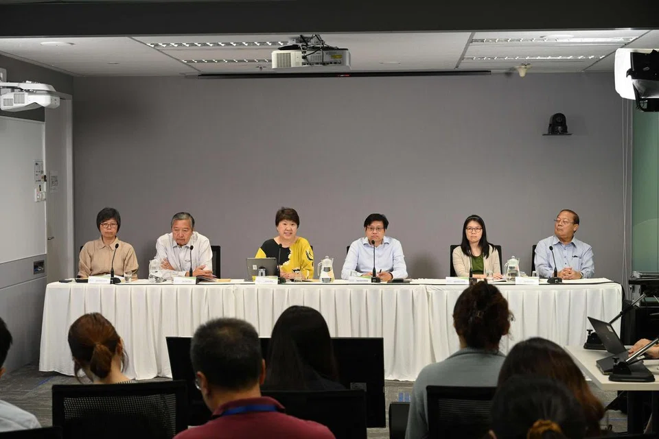 SIDANG MEDIA UMUM SEMAK TAMBANG: Ketua Eksekutif Majlis Pengangkutan Awam (PTC), Encik Tan Kim Hong (empat dari kiri); Pengerusi PTC, Cik Janet Ang (tiga dari kiri); bersama anggota PTC yang lain (dari kiri) Cik Lee Huay Leng, Encik Tan Soo Nan, Cik Lynette Cheah dan Encik Abdullah Shafiie Mohamad Sidik, di sidang media mengumumkan peningkatan tambang pengangkutan awam pada Isnin.