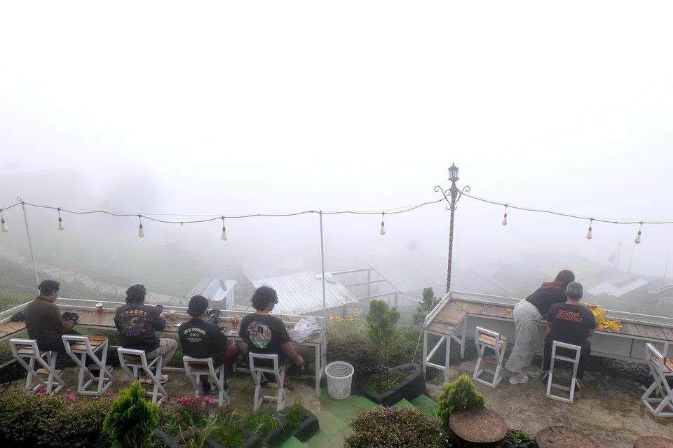 Pemandangan kampung dan ladang apabila diselubungi kabus awan dari Nepal van Java.