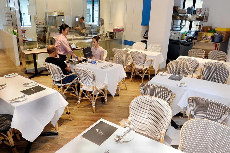 INGIN MEMPERKENAL KELAINAN: Pada setiap Jumaat dan Sabtu, Rayz Bistro menyediakan hidangan 'dessert table' yang disiapkan oleh selebriti Dato' Fazley Yaakob, yang pernah menjuarai MasterChef Selebriti Malaysia. Restoran ini juga mempunyai sekolah masak-memasak sendiri yang terletak di tingkat dua dengan menganjurkan kelas memasak untuk majlis korporat.