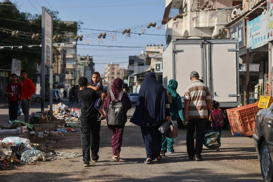 TIMBULKAN PERSOALAN: Rakyat Palestin di utara Jaluran Gaza berbondong-bondong meninggalkan rumah mereka dan menuju ke Rafah, selepas Israel mendesak mereka berpindah ke selatan menjelang serangan darat yang bakal dilancar.