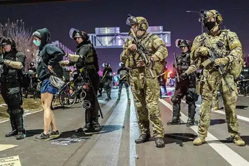 TINGKAT KAWALAN: Pegawai keselamatan Minneapolis menahan penunjuk perasaan yang mengadakan bantahan berkaitan pilihan raya presiden semalam. - Foto AFP