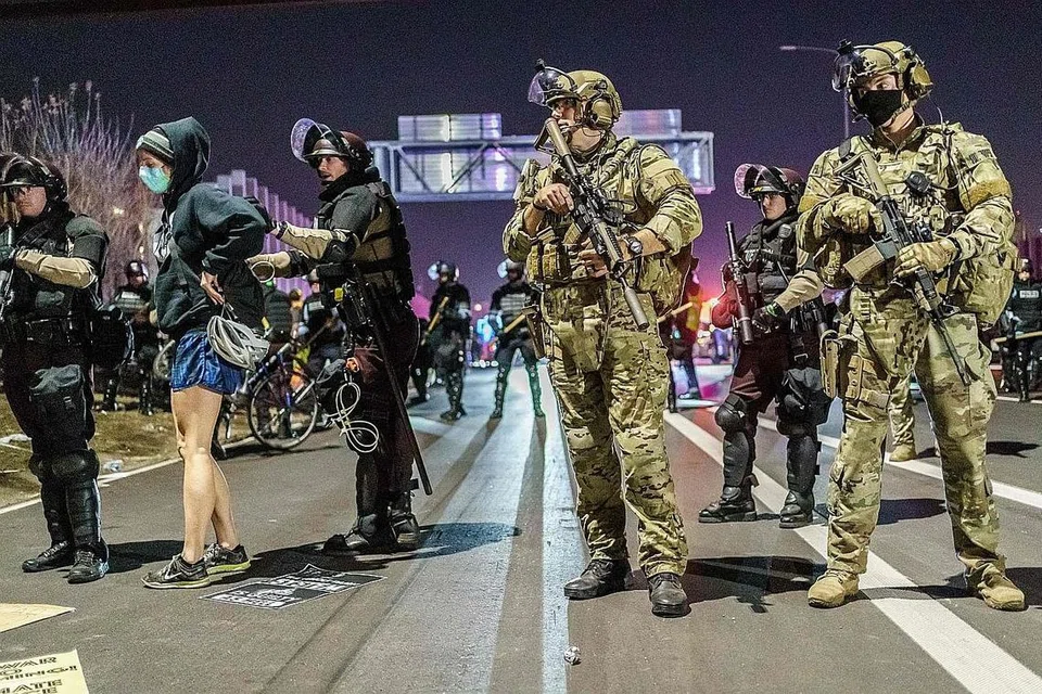 TINGKAT KAWALAN: Pegawai keselamatan Minneapolis menahan penunjuk perasaan yang mengadakan bantahan berkaitan pilihan raya presiden semalam. - Foto AFP