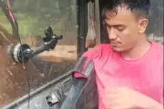 PAKAI LENGAN PALSU: Seorang majikan mencipta lengan palsu khas bagi pengendali jengkaut ini yang kudung lengan kanannya untuk memudahkan beliau menjalankan pekerjaan.