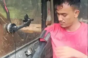 PAKAI LENGAN PALSU: Seorang majikan mencipta lengan palsu khas bagi pengendali jengkaut ini yang kudung lengan kanannya untuk memudahkan beliau menjalankan pekerjaan.