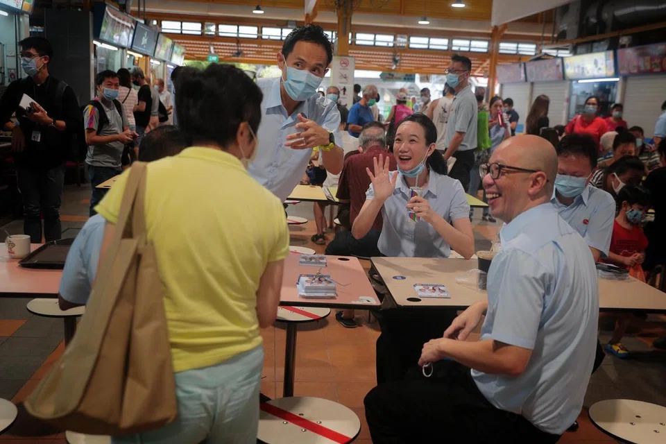Pasukan WP terdiri daripada (dari kiri) Encik Abdul Shariff Aboo Kassim (terlindung), Encik Kenneth Foo, Cik Nicole Seah, Encik Terence Tan and Encik Dylan Ng, beramah-tamah dengan penduduk di Bedok pada 1 Julai 2020 semasa musim Pilihan Raya Umum 2020.