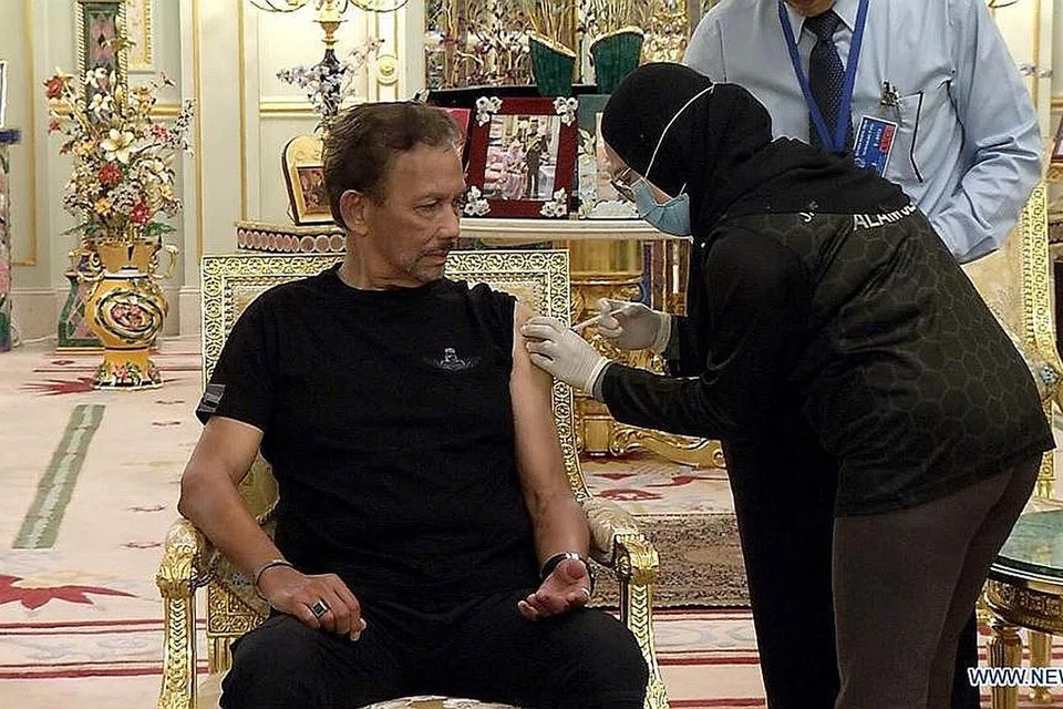 TERIMA SUNTIKAN VAKSIN: Sultan Brunei, Sultan Haji Hassanal Bolkiah menerima suntikan di Istana Nurul Iman in Bandar Seri Begawan, Brunei, pada 1 April lalu. Beliau menerima dos pertama dan memperkenankan negaranya memulakan program vaksinasi kebangsaan bermula 3 April lalu. - Foto WWW.NEWS.CN