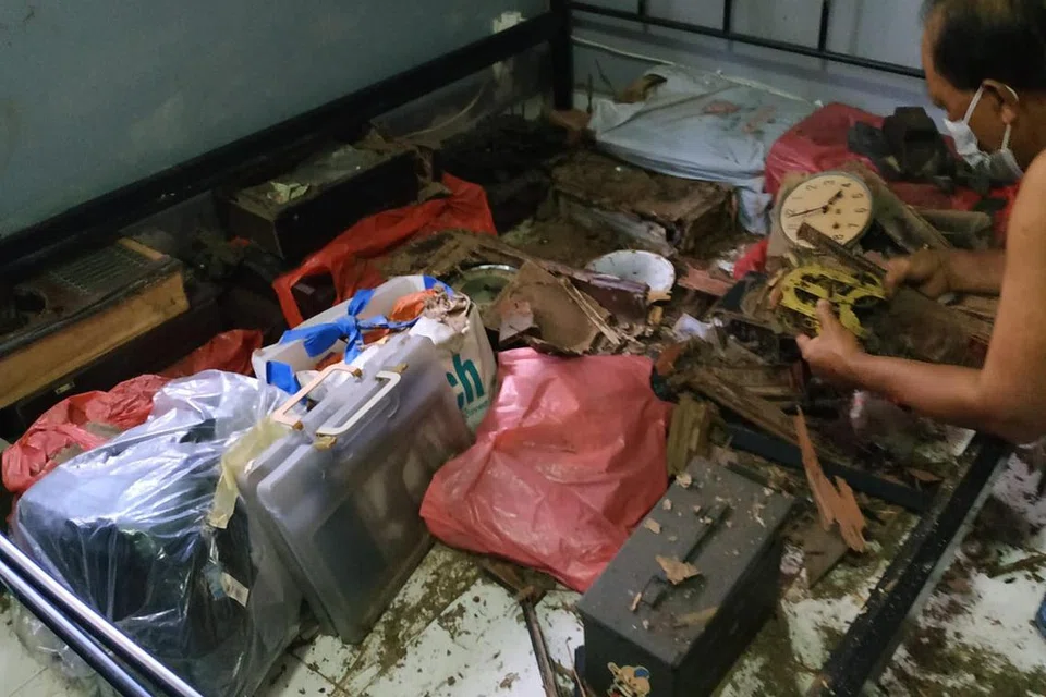 HABIS DIMAMAH: Hampir semua perabot di rumah Cik Kamisah dan Encik Saini di Johor Baru musnah akibat dimakan anai-anai.
