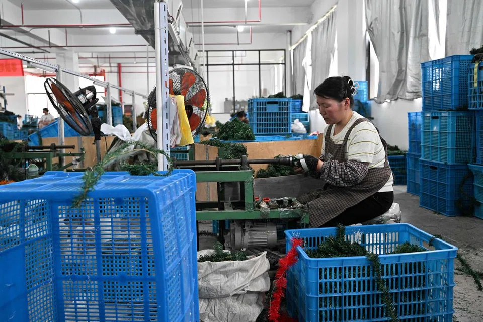 Para pekerja menjalankan tugas di sebuah kilang pokok Krismas untuk pasaran eksport dan tempatan di Jinhua, wilayah Zhejiang, timur China pada 11 April 2025.
China pada hari sama mengecam tindakan Presiden Donald Trump yang mengenakan tarif ke atas barangan China, menyifatkannya sebagai “permainan angka” yang “akan menjadi bahan jenaka”, selepas Beijing menaikkan tarif balas ke atas barangan import dari Amerika Syarikat kepada 125 peratus dan menegaskan tidak akan melangkah lebih jauh. 