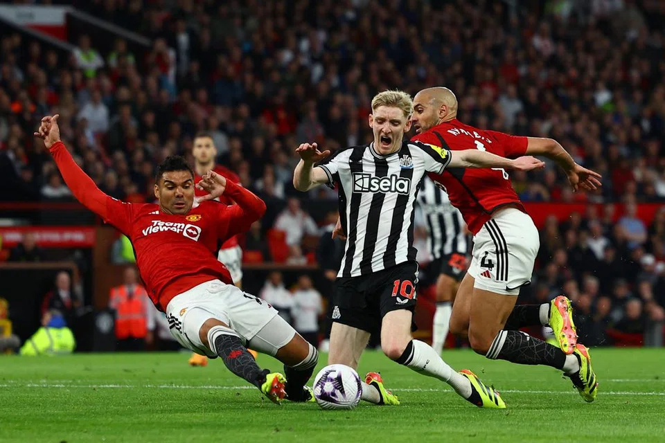 Pemain Newcastle United Anthony Gordon (jersi nombor 10) berpendapat beliau dikasari pemain United Casemiro (kiri) dan Sofyan Amrabat (kanan). Namun penalti tersebut tidak diberikan selepas semakan VAR.