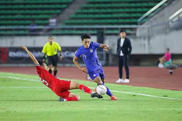 PERLU KERJA KERAS: Pasukan Singa terpaksa 'bergelut' untuk menewaskan Laos 2-0 di Vientiane, kelmarin.- Foto FAS