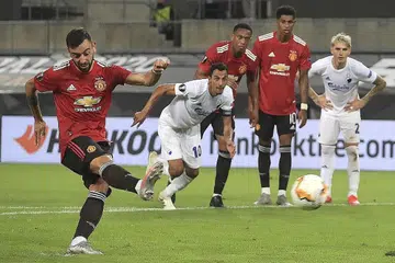 GOL KEMENANGAN: Bruno Fernandes (kiri) menjaringkan gol dari sepakan penalti pada minit ke-95 bagi memastikan Manchester United layak ke pusingan separuh akhir Piala Europa awal pagi semalam. - Foto REUTERS 