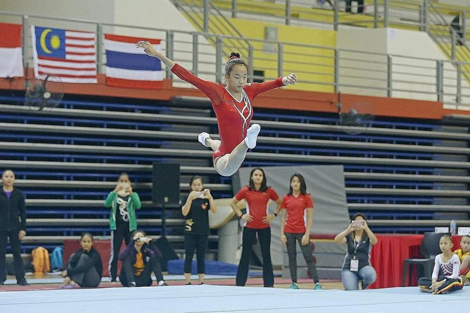 2016 DI TERBUKA SINGAPURA: Sze En paparkan kebolehan di Kejohanan Gimnastik Terbuka Singapura di Dewan Sukan Bishan pada 2016. - Foto fail ST
