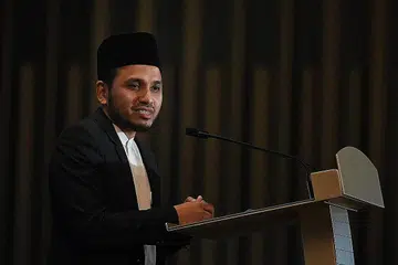 IDENTITI DAN KESETIAAN: Berucap di Persidangan Antrabangsa Masyarakat Gemilang (ICCOS) di Pusat Konvensyen Raffles City semalam, Dr Nazirudin berkata di Singapura, seseorang itu boleh menjadi Muslim yang baik dan rakyat Singapura yang baik. - Foto BH oleh CHONG JUN LIANG
