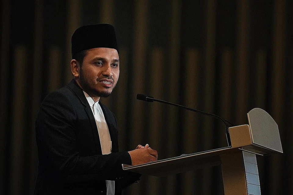 IDENTITI DAN KESETIAAN: Berucap di Persidangan Antrabangsa Masyarakat Gemilang (ICCOS) di Pusat Konvensyen Raffles City semalam, Dr Nazirudin berkata di Singapura, seseorang itu boleh menjadi Muslim yang baik dan rakyat Singapura yang baik. - Foto BH oleh CHONG JUN LIANG