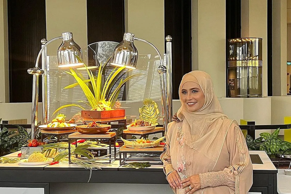 KONGSI ILMU: Cef Siti Mastura Alwi kini sibuk mengendalikan bengkel-bengkel memasak dan pastri di akademi-akademi memasak Malaysia dan Indonesia serta secara privet. - Foto ihsan SITI MASTURA ALWI