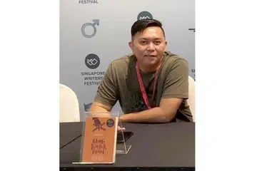 MENANG PERTANDINGAN: Beberapa sajak yang disertakan dalam buku Tukang Tunjuk Telunjuk ditulis Encik Farihan Bahron sewaktu zaman remaja beliau dan memenangi beberapa pertandingan. - Foto fail