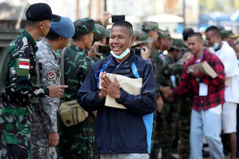 Seorang anggota tentera Kemboja yang ditawan oleh tentera Thailand pada Julai lalu tersenyum selepas dibebaskan ketika berjalan di sebuah pusat pemeriksaan di sepanjang sempadan Thailand, di wilayah Pailin, Kemboja, pada 31 Disember 2025. Thailand pada 31 Disember membebaskan 18 anggota tentera Kemboja yang ditawan pada Julai, menurut kenyataan kedua-dua kerajaan, selepas gencatan senjata baharu antara negara jiran itu bertahan lebih daripada tiga hari susulan beberapa minggu pertempuran maut di kawasan sempadan.
