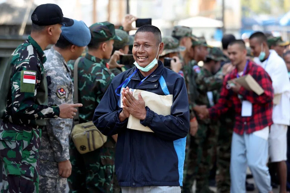 Seorang anggota tentera Kemboja yang ditawan oleh tentera Thailand pada Julai lalu tersenyum selepas dibebaskan ketika berjalan di sebuah pusat pemeriksaan di sepanjang sempadan Thailand, di wilayah Pailin, Kemboja, pada 31 Disember 2025. Thailand pada 31 Disember membebaskan 18 anggota tentera Kemboja yang ditawan pada Julai, menurut kenyataan kedua-dua kerajaan, selepas gencatan senjata baharu antara negara jiran itu bertahan lebih daripada tiga hari susulan beberapa minggu pertempuran maut di kawasan sempadan.