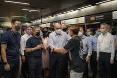TEMUI PENUMPANG: Menteri Pengangkutan, Encik S Iswaran, yang hadir selaku tetamu terhormat di acara pembukaan TEL3 semalam, beramah mesra dengan seorang penumpang semasa kunjungannya di stesen Havelock. - Foto BH oleh GAVIN FOO