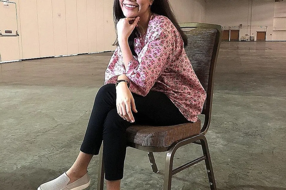 TENANG WALAU SAKIT: Akibat penyakit barahnya yang sudah merebak, Elyana kini sukar berjalan. Beliau juga dikatakan boleh lumpuh jika sel yang bersarang di bahagian tulang belakangnya terus merebak. - Foto fail